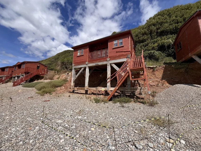 Detached cedarwood holiday chalet at East Beach, Branscombe