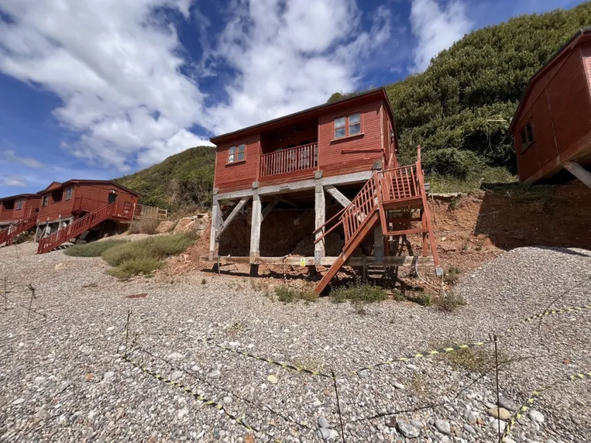 Detached cedarwood holiday chalet at East Beach, Branscombe