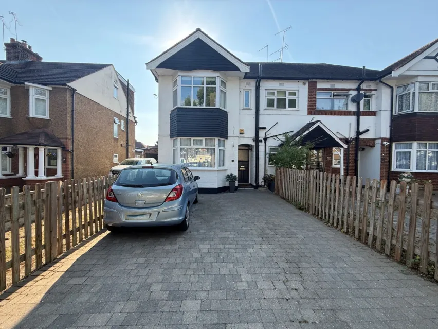 Ground-floor maisonette with driveway and parking in Harold Wood
