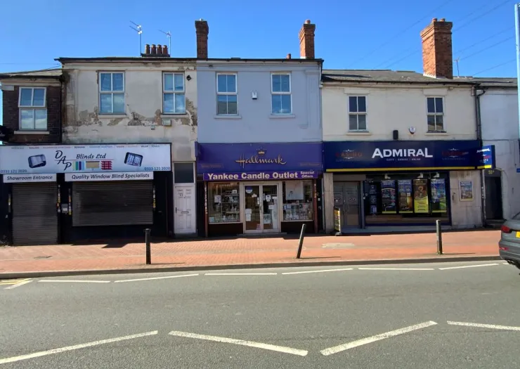 Storefronts of D&P Blinds, Hallmark/Yankee Candle Outlet, & Admiral betting shop.