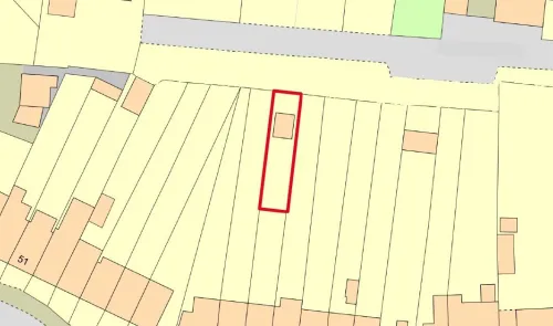 Property site map with a plot highlighted in red.